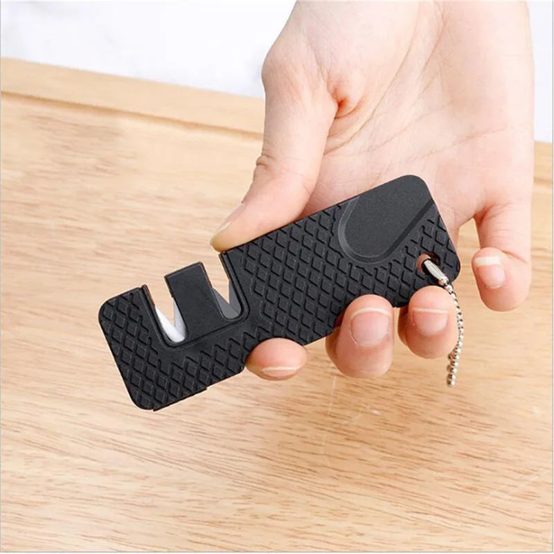 aiguiseur de couteau porte clé dans la main