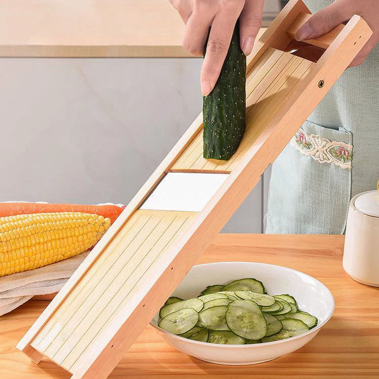 coupe légume en bois avec concombre