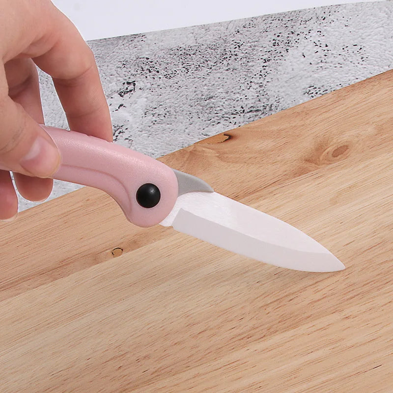 couteau en céramique pliable en main