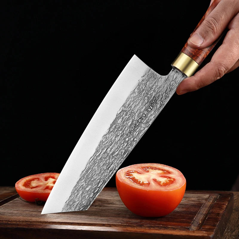 couteau de cuisine japonais et tomate