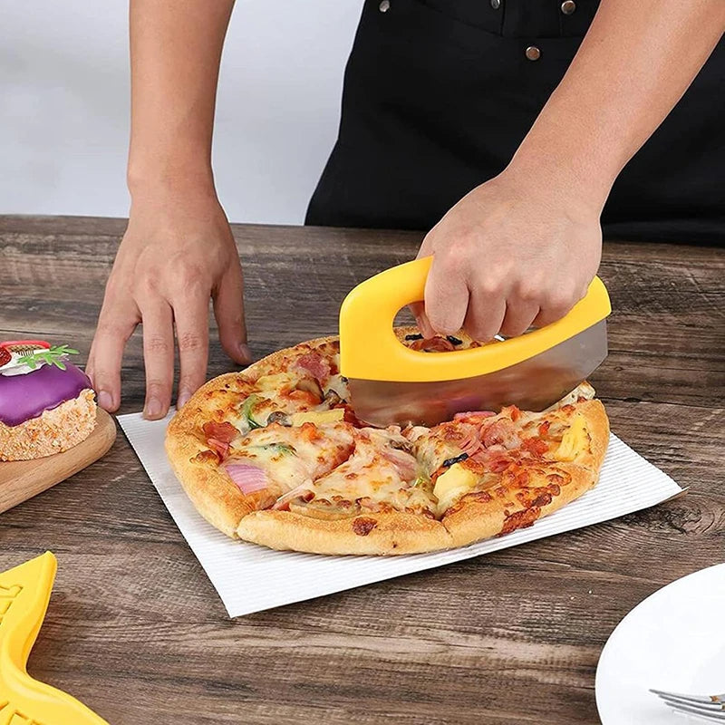 couteau à pizza jaune en utilisation