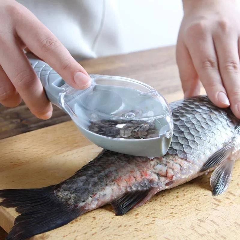 éplucheur de poisson en utilisation