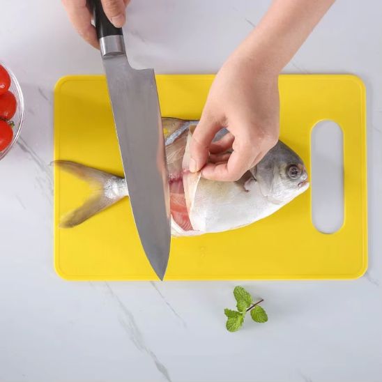 planche decouper plastique jaune utilisation poisson