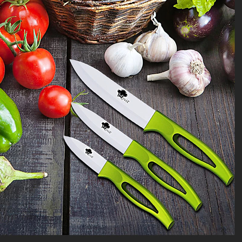 set de couteaux en céramique et légumes