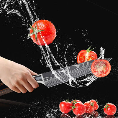 Couteau en action avec tomate