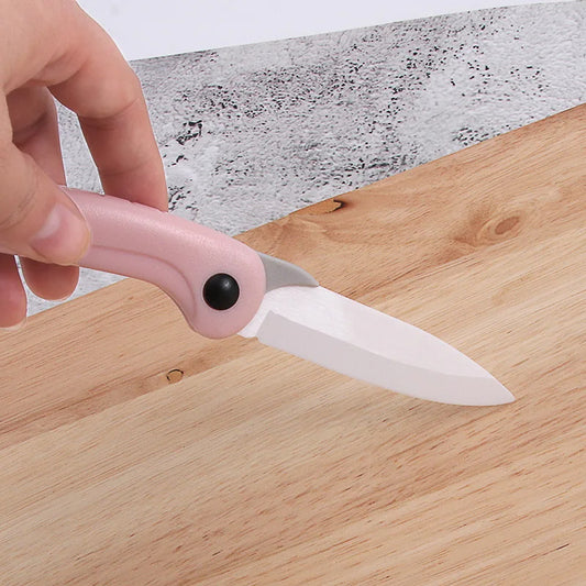 couteau en céramique pliable en main