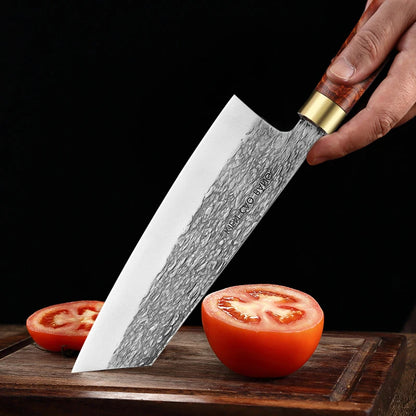 couteau de cuisine japonais et tomate