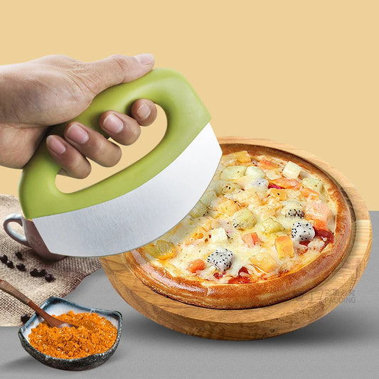 couteau à pizza vert en utilisation