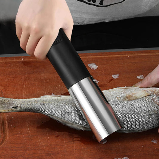 éplucheur de poisson électrique en utilisation