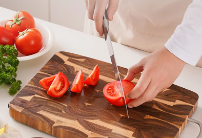 planche à découper en acacia tomate
