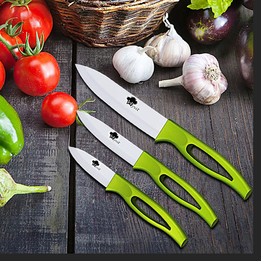 set de couteaux en céramique et légumes